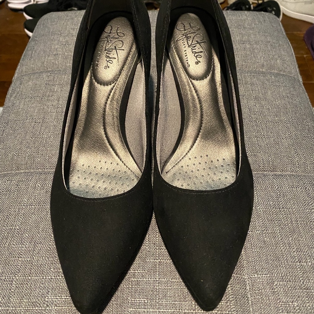 Life stride Flex faux suede heels size 8.5